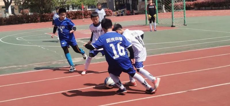 �Ϸ����(y��ng)��С�W(xu��)��ʮ��У�@����(li��n)ِ��ʽ�_(k��i)Ļ