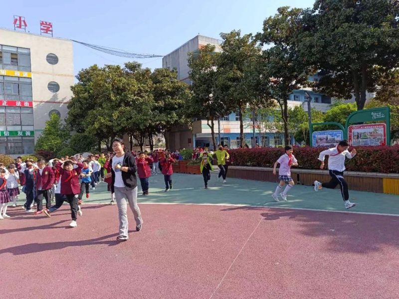 �Ϸ�����ɽС�W(xu��)�_չ����������ɢ�ݾ����