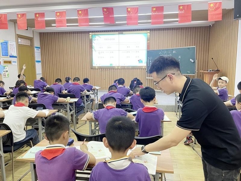 �Ϸ��л���·����С�W�������F�ӻ�У�^�������L ��������