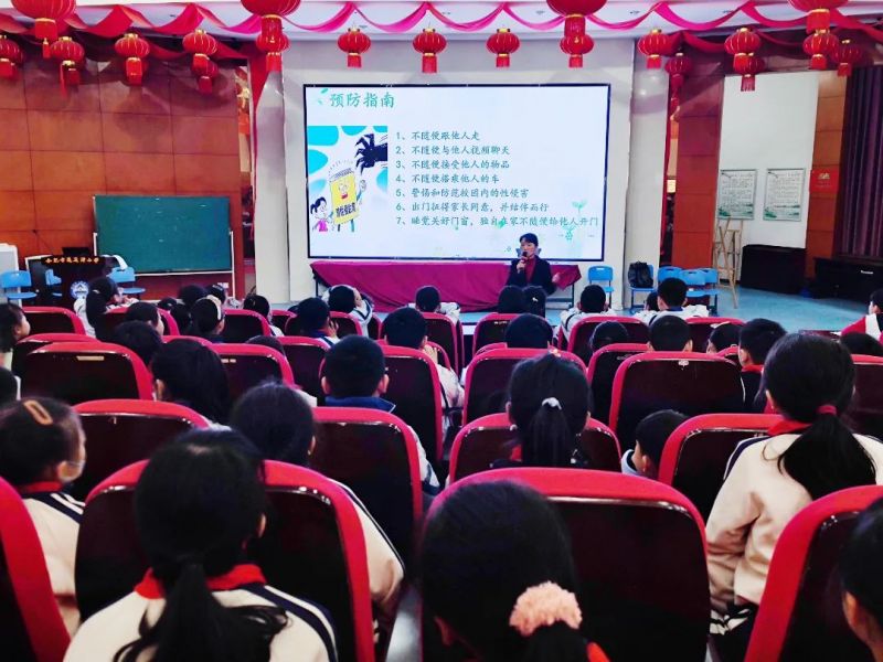 �Ϸ������b��С�W���AͥУ�^�����ֽ�����������