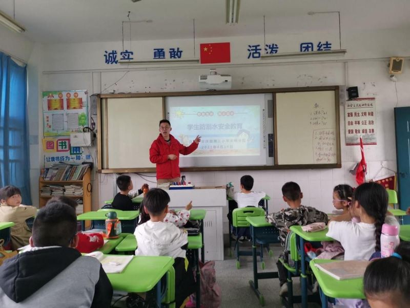 �Ϸ��а��c·����С�W(xu��)����У�_չ����ˮ���}����ϵ�л��