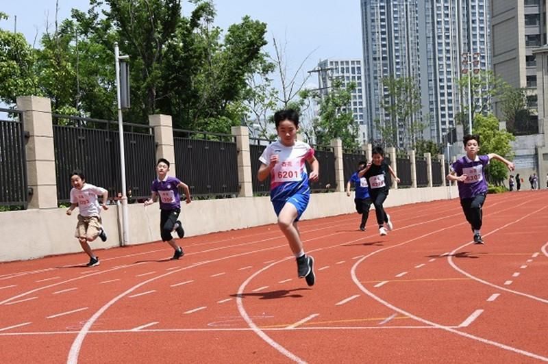 �Ϸ��л���·����С�W(xu��)�������F(tu��n)�����\(y��n)�������룬����(d��ng)��������