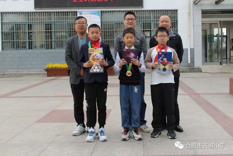 �Ϸ��йų�С�W�ڶ���У�@ƹ����ِ�A�M��Ļ