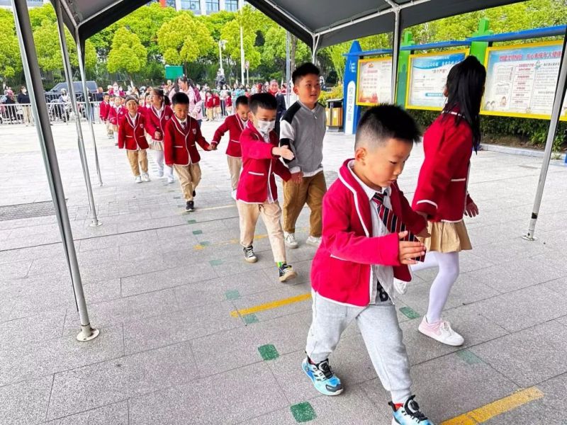 �Ϸ��а��c·����С�W(xu��)�`ϪУ�^(q��)�������MУ�@���옷���w�