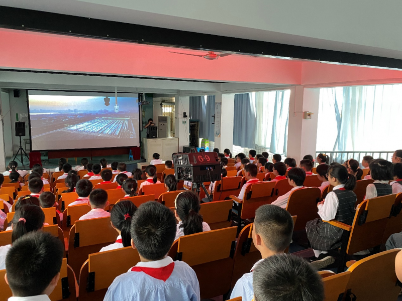 �Ϸ��а��c·����С�W����У�^���꼉ʮ�q���L�Yϵ�л��֮һ