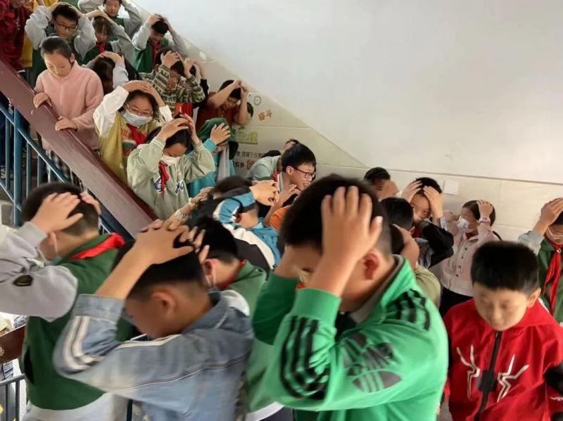 �Ϸ��н�����С�W���Ӱ�˼Σ�����R �����ݾ���ƽ��