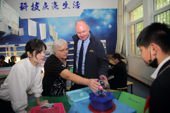 �Ϸʎ�����С�������m����Ĭ˹�D�н�������F��У���^����