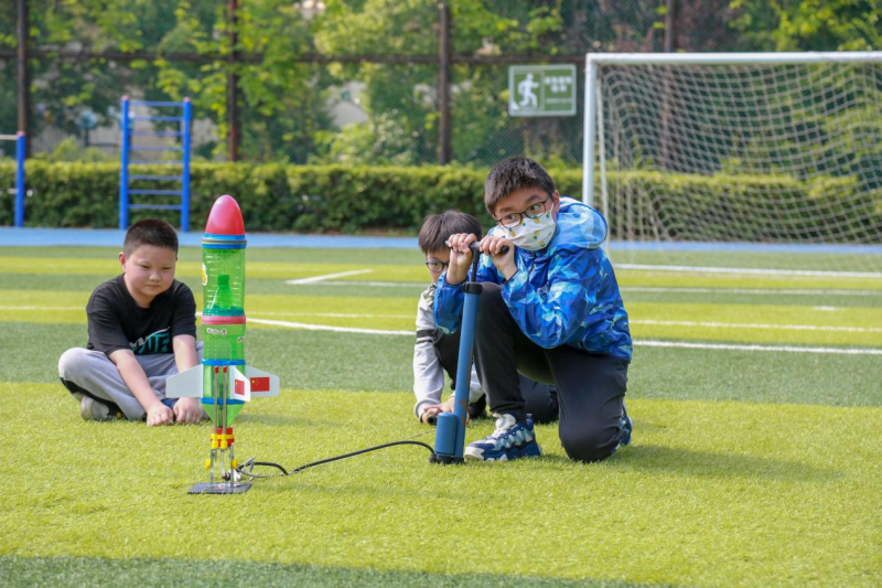 �Ϸ����³�С�W(xu��)������У�@�Ƽ���(ji��)�A�M��Ļ