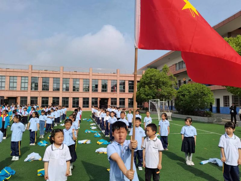 ���c��������ČW(xu��)У�_(k��i)չһ�꼉(j��)���(du��)�T���(du��)���}���(d��ng)