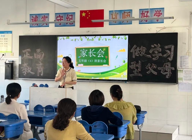 �Ϸ����³�С�W(xu��)�e��������������ϵ�л��(d��ng)