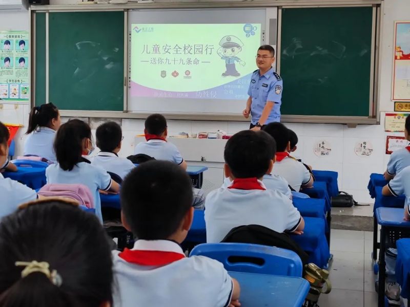 �Ϸ������b��С�W(xu��)���AͥУ�^(q��)���c����ͯ���У�ƽ������һ��