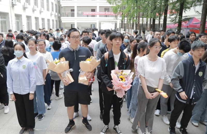 �Ϸʰ��н������F(tu��n)��ɽ��У������W(xu��)�Ӊ���