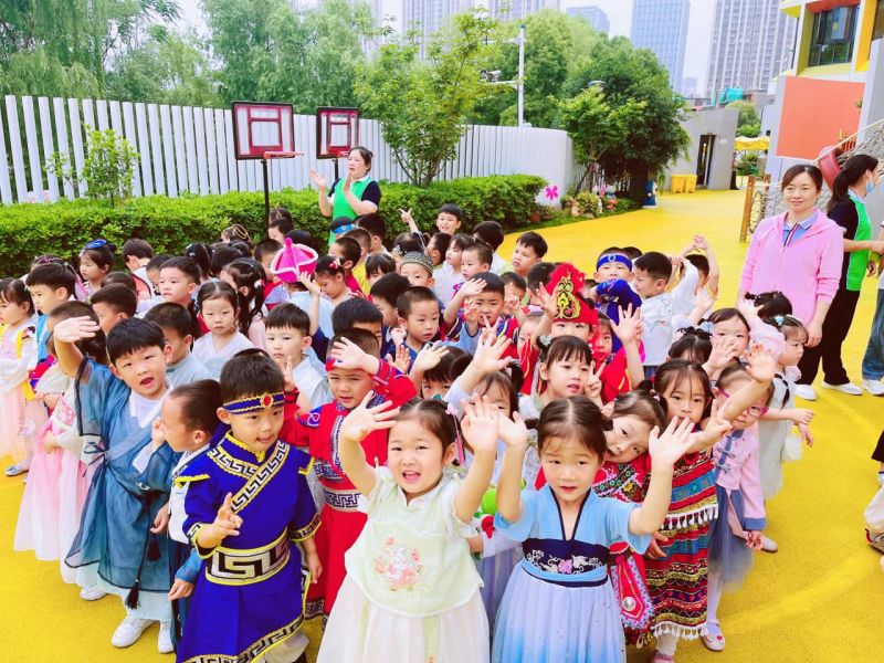 �Ϸ��а��c·�׃��@�������F����֮��ֈ@������ͯ�꣬���D��һ