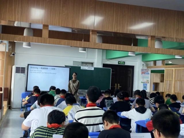 �Ϸ������b��С�WӢ�Z�M�_չ���|�n��ِĥ�n���