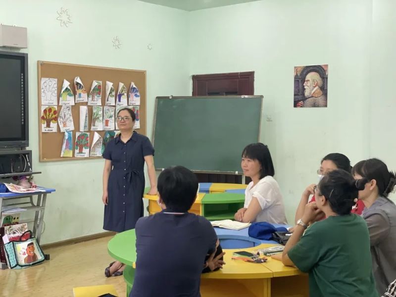 �Ϸ������b��С�W���L����ɳ����Ӽ�У�����¸߶�