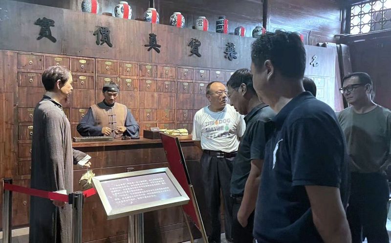 ���c��������ČWУ���}�h�ջ�����μtɫ����