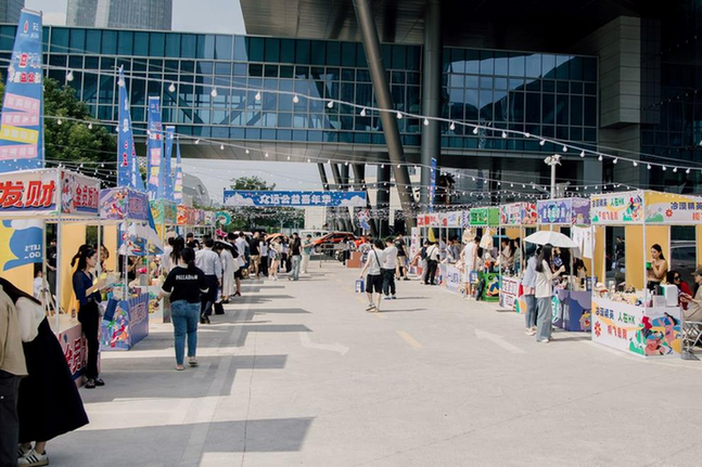 �Ͼ��И������B���ͷ��C�ƣ���������������A��