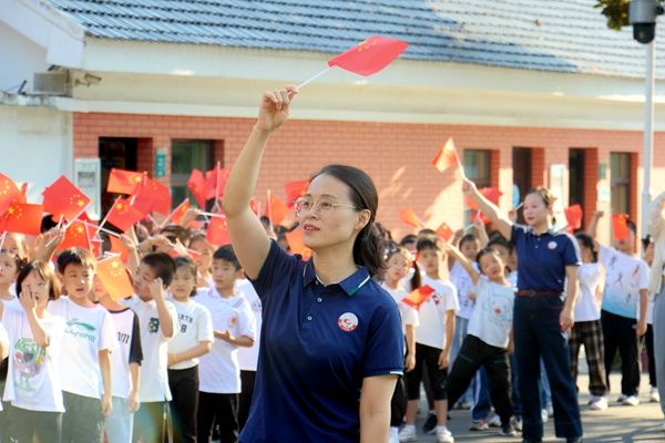 ����С�W�_չ���c���}����