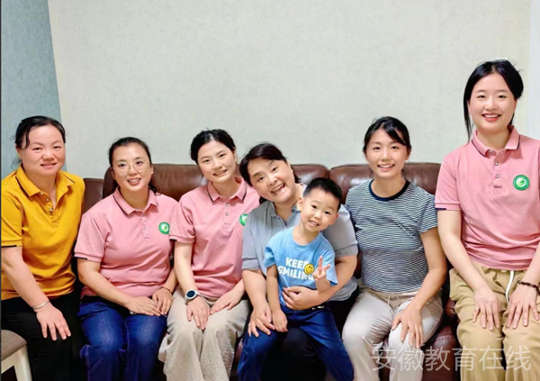 ���׿��@�L��ںϷ�����С�W(xu��)���׃��@�����c(di��n)���L�W(xu��)У���M(j��n)���н�(j��ng)�(y��n)����