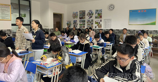 �Ϸ��к��D�W(xu��)У���̌W(xu��)ҕ��(d��o)�����򣬾��ʰ��}������