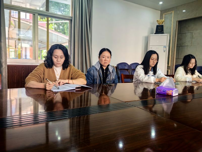 ����С�W(xu��)��Ӣ�Z(y��)�̎��_(k��i)չ����W(xu��)�ơ�����