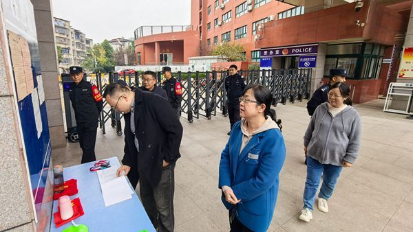 ����С�W(xu��)ӭ��У�@��ȫ�����z��