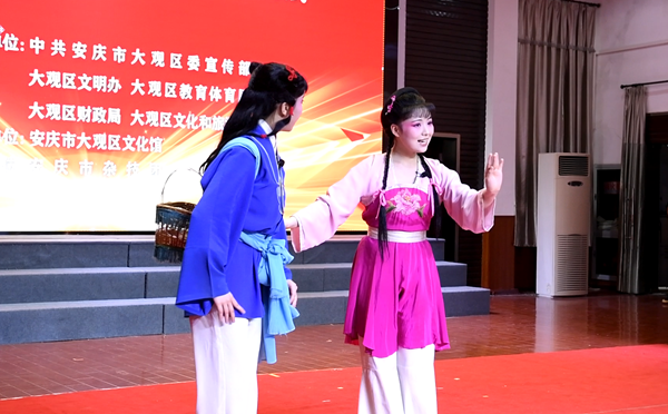 ����С�W(xu��)�����ʑ����M(j��n)У�@�����y(t��ng)�Ļ���(r��n)�W(xu��)��