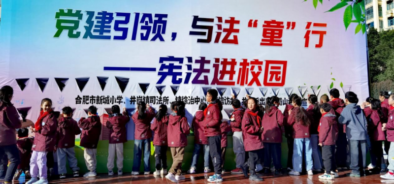 �Ϸ����³�С�W�������MУ�@����ӈA�M��Ļ