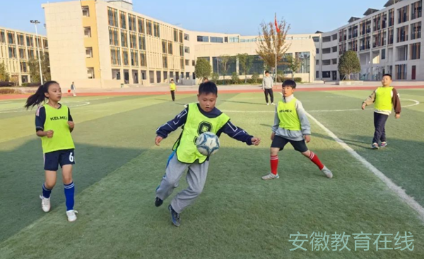 �Ϸʎ�����С�������F(tu��n)�L(zh��ng)�S��У�ڶ���У�@����(li��n)ِ������Ļ