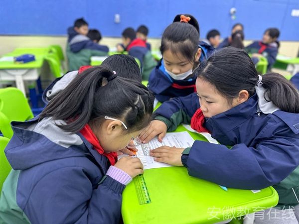 �Ϸ��а��c·����С�W(xu��)�������F(tu��n)�`ϪУ�^(q��)���۽����в��� ���ЌW(xu��)���ں�