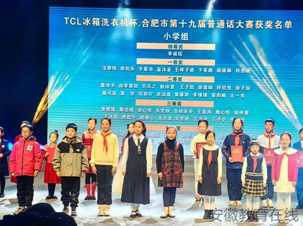 �Ϸ����L��·�ڶ�С�W�W�Әs�@����ͨԒ��ِС�W�Mһ�Ȫ�