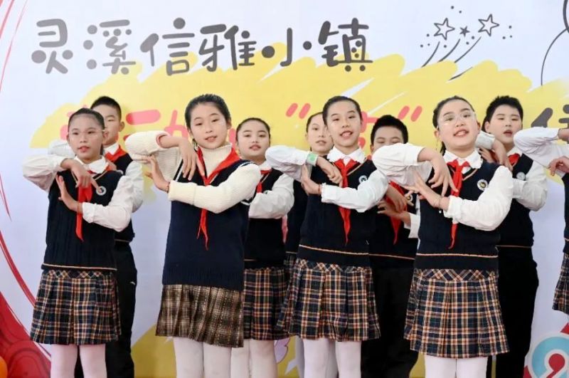 �Ϸ��а��c·����С�W�������F�`ϪУ�^�_չ���cԪ�� ӭ���ꡱ���}���