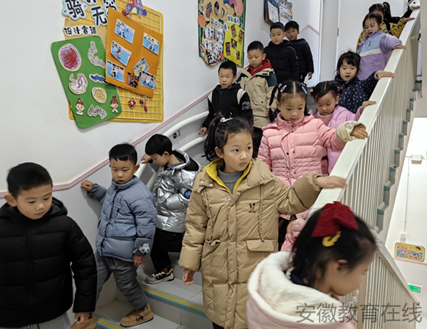 �Ϸ��а��c·�׃��@ӭ��·�ֈ@�_չ����̤������ɢ�ݾ����