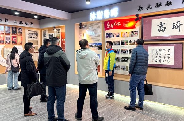 ����С�W(xu��)ӭ��ʡ��(j��)����С�W(xu��)˼���nһ�w����ͬ�w���ڙz��