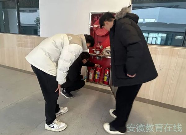 �Ϸ������b��С�W(xu��)�_(k��i)չУ�@��ȫ��z��