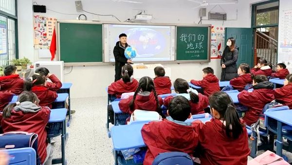 �Ϸ��а��c·����С�W�_չ���H���n�á�̽������W��