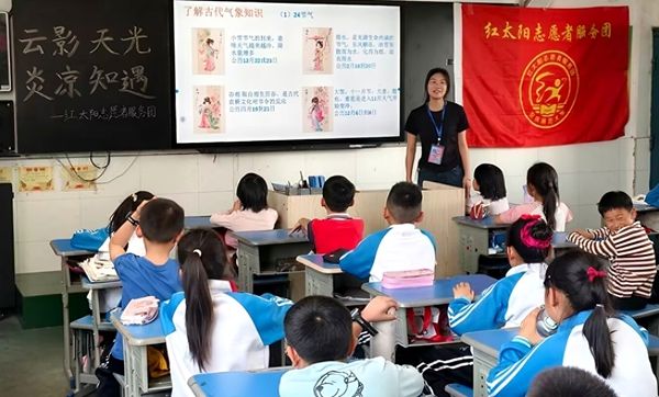 �t̫�(y��ng)־Ը�߷���(w��)�F(tu��n)���M(j��n)ʮ�����ČW(xu��)У���՚���֪�R(sh��)