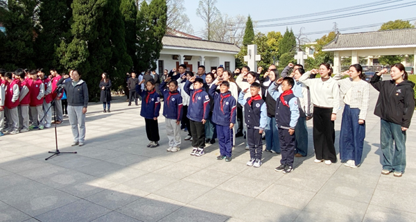 �Ϸʎ�����С�������F(tu��n)�L�S��У�����Ѹ������ң����мtɫ����