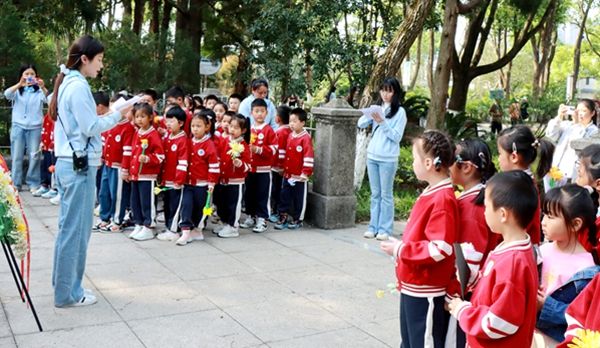 ʯ������׃��@���}�h�ռ���Ӣ��