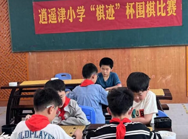 �Ϸ������b��С�W�e�е�һ�á����E���������ِ