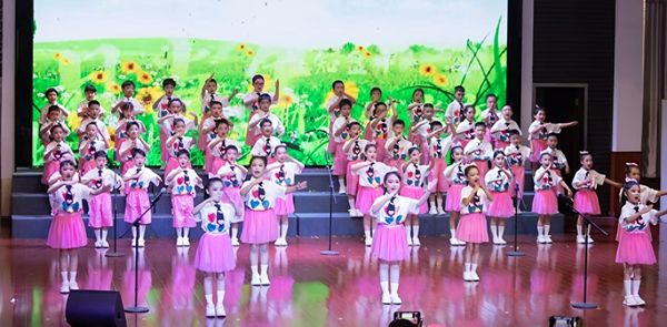 ����С�W�e�е�25��У�@ˇ�g��һ�꼉�Mչ��