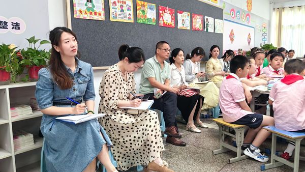 ����С�W�c���ݴ�ɿ����ČWУ�e���Ͻ���