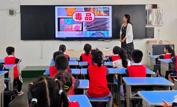 ���������£�ʮ�����ČWУ�����Є�