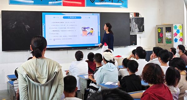 ʮ�����ČW(xu��)У���_��ٰ�ȫ�������}���L(zh��ng)��(hu��)