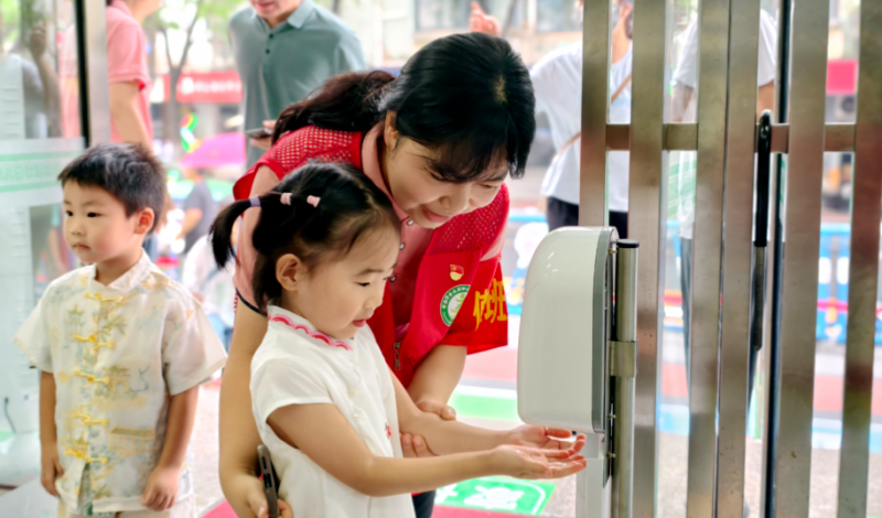 �Ϸ��а��c·�׃��@�h֧���h�T־Ը��������_�Wů�ļo��