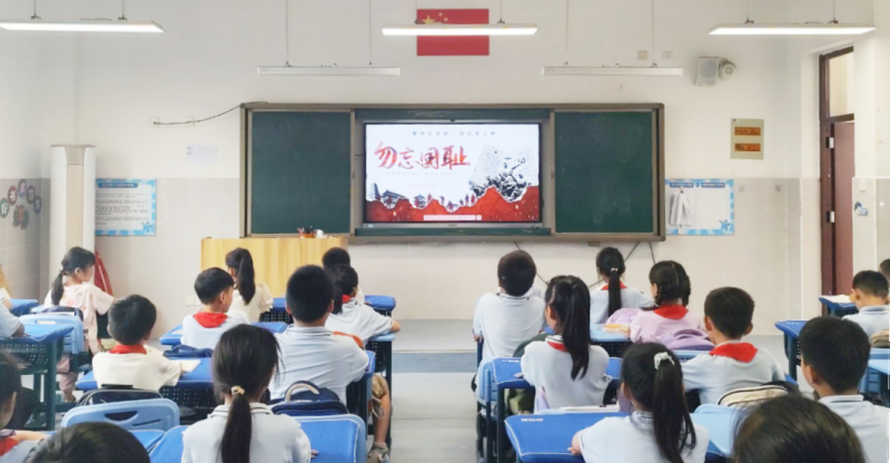 �Ϸʎ�����С�������F�L�S��У�_չ����һ�ˡ����}����ϵ�л��