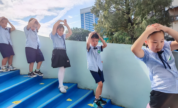 �Ϸ��а��c·�׃��@���@�_չ����һ�ˡ����շ��đ�����ɢ�ݾ����