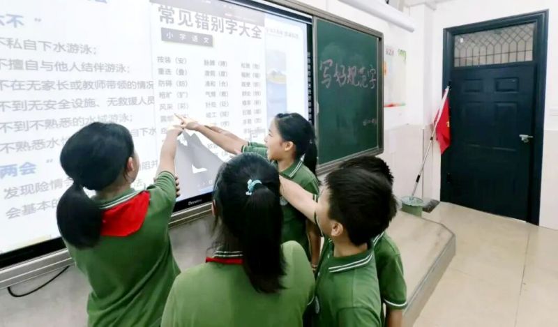 �Ϸ��а��c·����С�W�������F�`Ϫ�����\У�^�_չ2025���28�á������ܡ�ϵ�л��