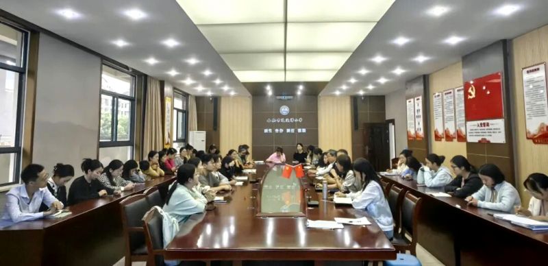 �Ϸ������b��С�W���AͥУ�^���_ʮ�°����ι������h