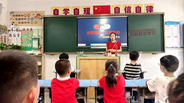 ��ɽ�h��Ϫ���ČWУ����ʽ�_չ�����������